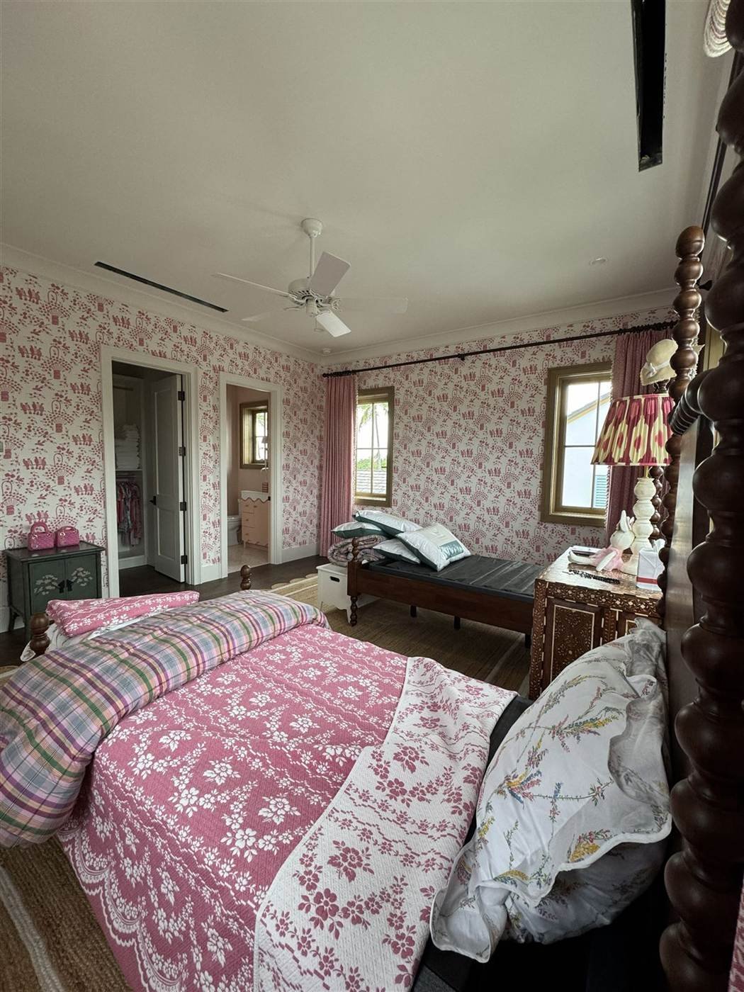 Isla Morada girl's bedroom — pink wallcovering